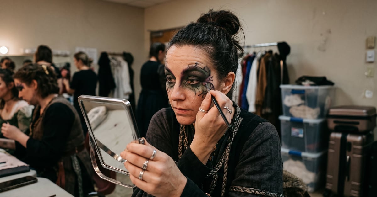 Sorcière maquillage Halloween : transformation beauté spectaculaire avec teint pâle et yeux sombres